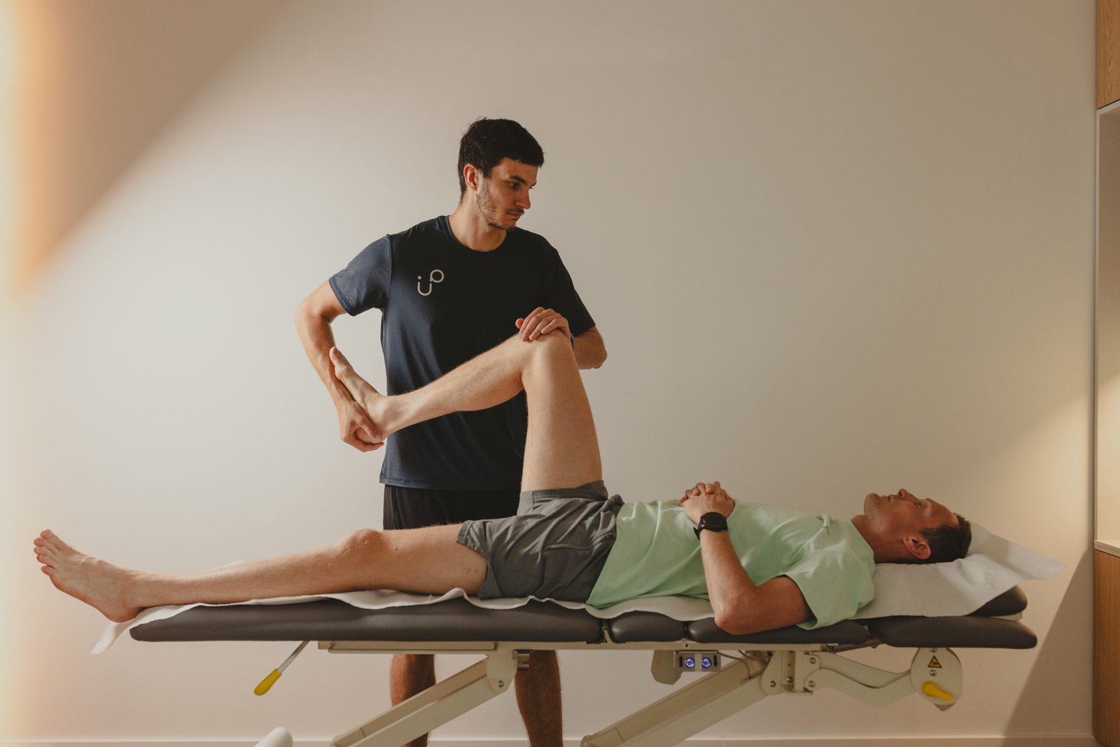 Read more about the article Rehabilitacja po&nbsp;szyciu łąkotki  – Fizjoterapeuta odpowiada